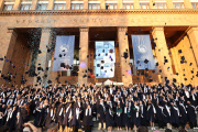 ԵՊՀ-ում տեղի ունեցավ համալսարանի շրջանավարտների ավարտական հանդիսավոր միջոցառումը, որը մասնագիտական կյանք թևակոխելու և համալսարանի հետ առավել սերտ համագործակցելու նոր մեկնարկ է: