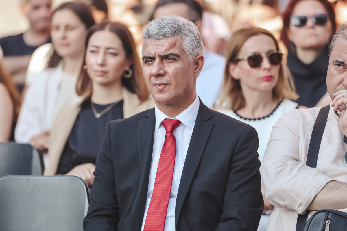 ԵՊՀ-ում տեղի ունեցավ համալսարանի շրջանավարտների ավարտական հանդիսավոր միջոցառումը, որը մասնագիտական կյանք թևակոխելու և համալսարանի հետ առավել սերտ համագործակցելու նոր մեկնարկ է: