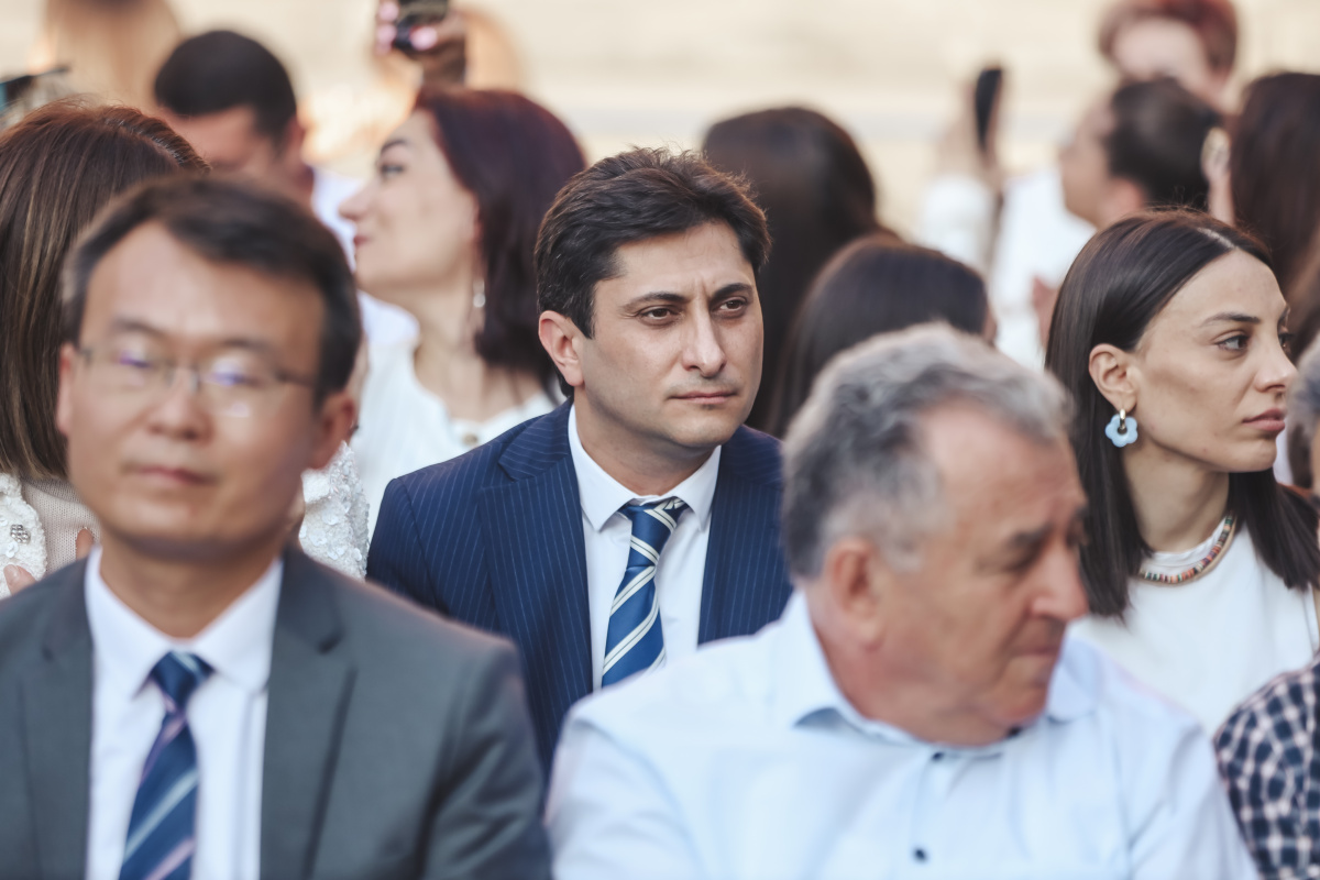 ԵՊՀ-ում տեղի ունեցավ համալսարանի շրջանավարտների ավարտական հանդիսավոր միջոցառումը, որը մասնագիտական կյանք թևակոխելու և համալսարանի հետ առավել սերտ համագործակցելու նոր մեկնարկ է: